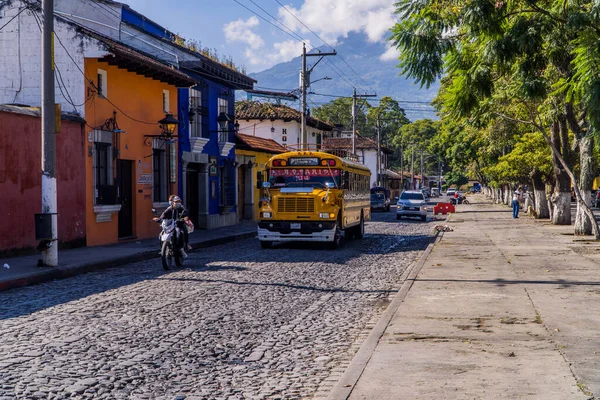 グアテマラのアンティグア グアテマラ 2021年9月26日 石畳の通りに黄色の鶏バスとオートバイ — ストック写真