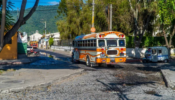 グアテマラのアンティグア グアテマラ 2021年9月26日 黄色の鶏バスとトゥクトゥクタクシーの後部ビュー — ストック写真