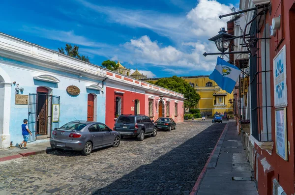 Antigua Guatemala September 2021 Straßenfotos Von Kolonialhäusern Und Autos Zentrum — Stockfoto