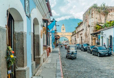 Antigua, Guatemala - 26 Eylül 2021 - Antigua Guatemala 'daki geleneksel koloni evlerinin sokak manzarası