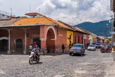 Antigua, Guatemala - 26 Eylül 2021 - Antigua Guatemala 'daki geleneksel koloni evlerinin sokak manzarası