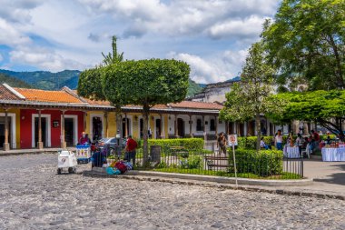 Antigua, Guatemala - 26 Eylül 2021 - Antigua Guatemala 'daki geleneksel koloni evlerinin sokak manzarası