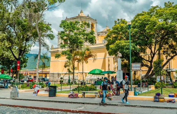 Antigua Guatemala September 2021 Tourists Vendor Front Famous Yellow Iglesia — Stock Photo, Image