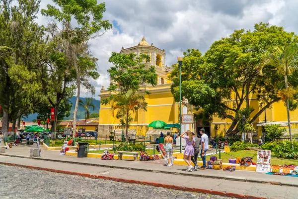 Antigua Guatemala September 2021 Touristen Und Händler Vor Der Berühmten — Stockfoto