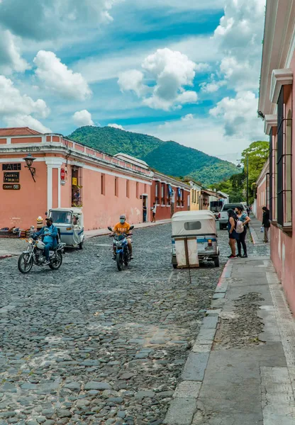 Antigua Gwatemala Września 2021 Pionowa Fotografia Uliczna Domów Kolonialnych Taksówki — Zdjęcie stockowe