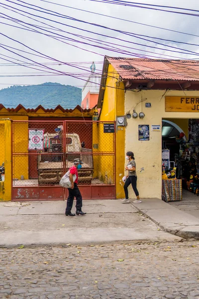 Antigua Guatemala Septiembre 2021 Fotografía Vertical Personas Caminando Cerca Del — Foto de Stock