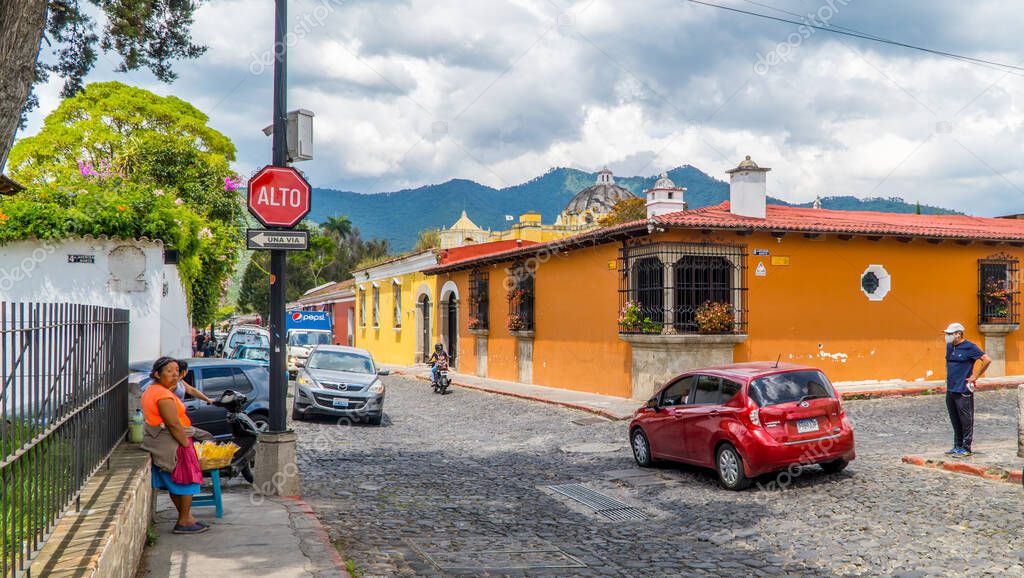 Antigua, Guatemala - 26 de septiembre de 2021 - vista de las casas  coloniales tradicionales en Antigua Guatemala 2023