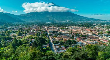 Güneşli bir günde Cerro de la Cruz tepesinden Agua Volcano ile Antigua Guatemala 'nın hava manzarası