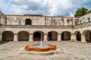 Antigua, Guatemala - 27 Eylül 2021 - La Merced Manastırı kalıntıları içinde