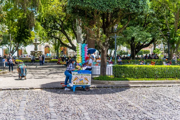 Antigua Guatemala September 2021 Ung Kvinnlig Glassförsäljare Parque Central Plaza — Stockfoto