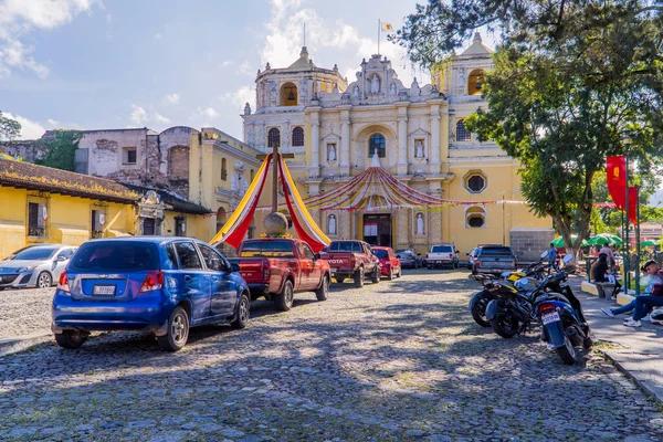 Antigua Guatemala September 2021 Menschen Und Autos Iglesia Merced — Stockfoto
