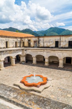 Antigua, Guatemala - 27 Eylül 2021 - La Merced Manastırı harabeleri içinde dikey çekim