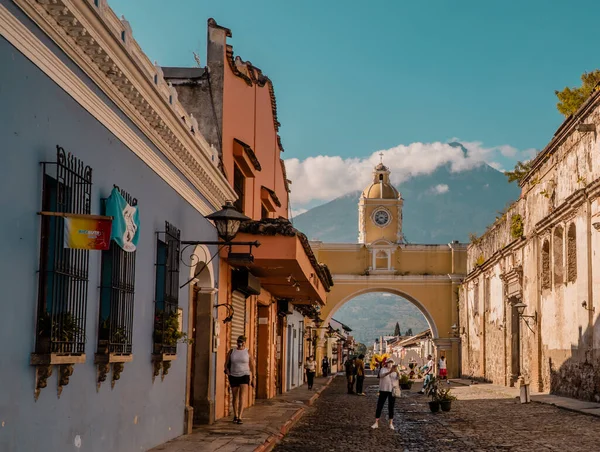 Antigua, Guatemala - 27 Eylül 2021 - Arco Santa Catarina 'da günbatımı manzarası