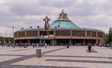 Mexico City - 26 Ağustos 2021 - Yeni Guadalupe Bazilikasının panoramik görüntüsü