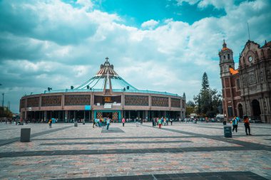 Mexico City - 26 Ağustos 2021 - Bulutlu bir günde yeni ve eski bir Bazilika de Guadalupe 'nin günbatımı
