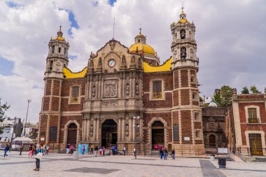 Mexico City - 26 Ağustos 2021 - Antik Guadalupe Bazilikası meydanındaki turist manzarası