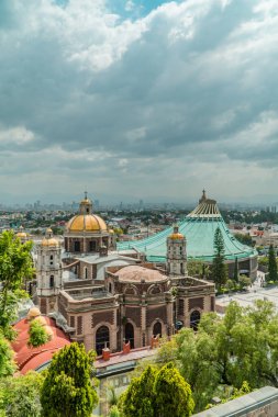 Mexico City - 26 Ağustos 2021 - Basilica de Guadalupe 'nin dikey hava görüntüsü Capilla del Cerrito' nun arka planında ufuk çizgisi ile görüldü