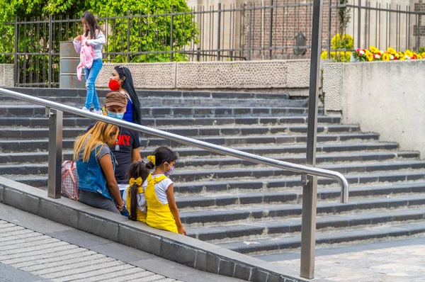 Πόλη Του Μεξικού Αυγούστου 2021 Άνθρωποι Που Κάθονται Στις Σκάλες — Φωτογραφία Αρχείου