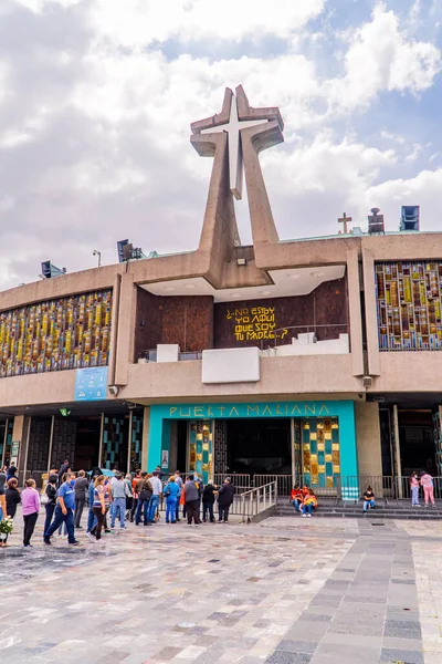 Mexico Août 2021 Vue Verticale Des Touristes Entrée Basilique Moderne — Photo