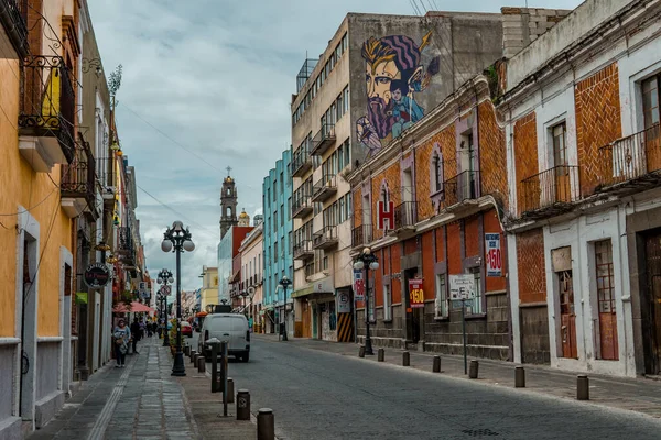 Puebla Mexiko August 2021 Ehrliche Straßenfotografie Einer Allee Mit Autos — Stockfoto