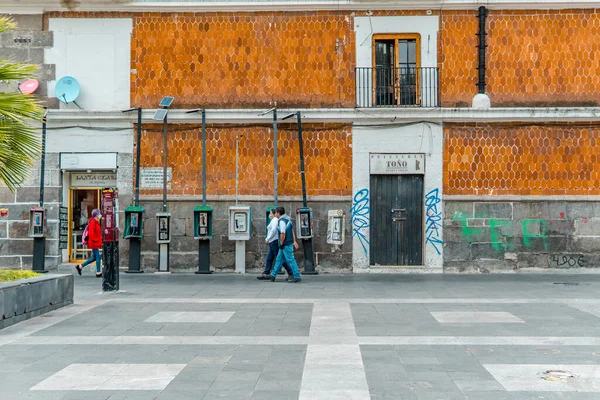 Puebla Mexiko August 2021 Menschen Neben Alten Telefonen — Stockfoto