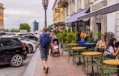 Odessa, Ukrayna - 18 Haziran 2021 - sokak fotoğrafçılığı ve restoran terası