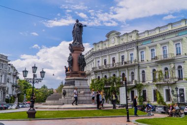 Odessa, Ukrayna - 18 Haziran 2021 - Ukrayna 'nın ortasındaki Büyük Anıt' taki insanların sokak fotoğrafçılığı