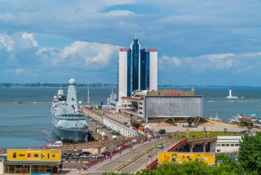 Odessa, Ukrayna - 18 Haziran 2021 - Potemkin Merdivenlerinden görünen askeri gemisiyle Odessa limanı