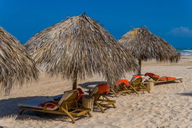 Bavaro sahilinde sandalyeler, Punta Cana, Dominik Cumhuriyeti