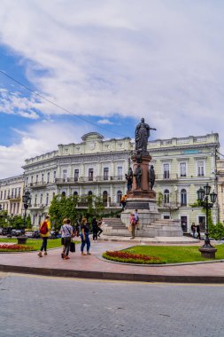 Odessa, Ukrayna - 18 Haziran 2021 - Orta Ukrayna 'daki Büyük Katerina Anıtı' ndaki insanların dikey sokak fotoğrafçılığı