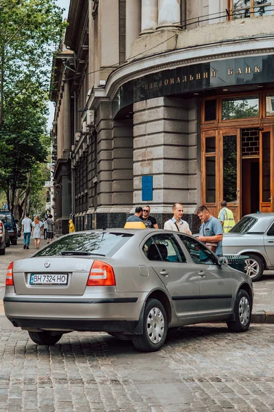 Odessa Ukraina Czerwca 2021 Pionowa Uliczna Fotografia Ludzi Samochodów Budynków — Zdjęcie stockowe