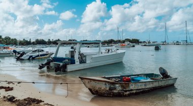 Bayahibe, Dominik Cumhuriyeti - 25 Ekim 2021 - Saona Adası yakınlarındaki Bayahibe sahilinde küçük tekneler