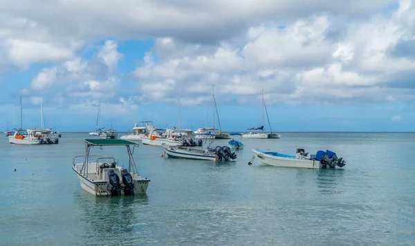Bayahibe Dominikana Października 2021 Łodzie Turystyczne Katamarany Zmierzające Isla Saona — Zdjęcie stockowe