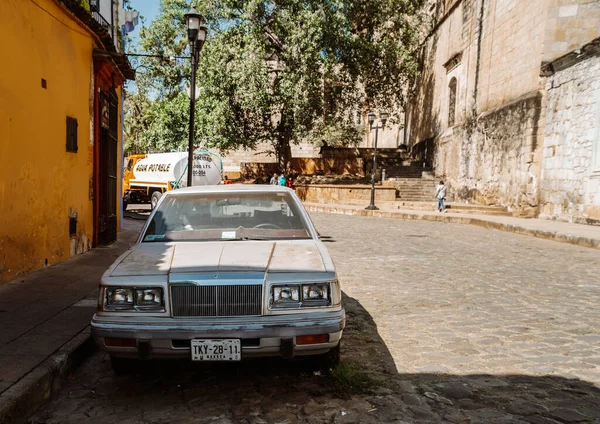 Oaxaca メキシコ 2021年11月7日 Oaxacaの中心部にある古い錆びたクライスラーでは バックグラウンドでウォータートラックがあります — ストック写真