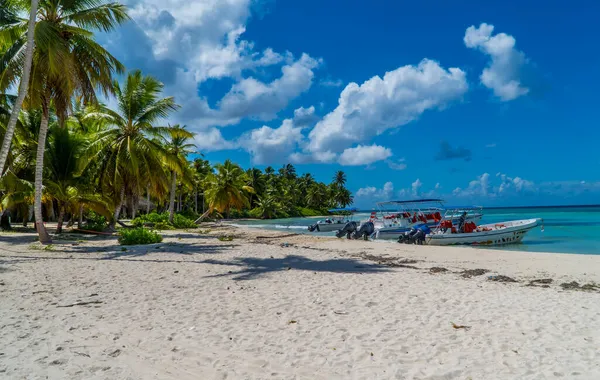 Isla Saona Dominikanska Republiken Oktober 2021 Turistbåtar Stranden Saona Island — Stockfoto