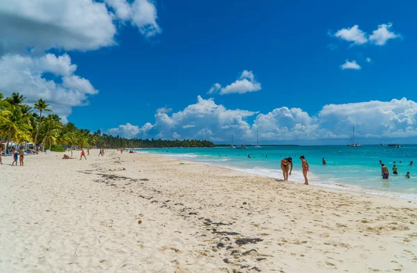 Isla Saona Dominikana Października 2021 Turyści Głównej Plaży Wyspie Saona — Zdjęcie stockowe