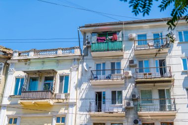 Odessa, Ukrayna - 21 Haziran 2021 - Odessa şehir merkezindeki apartman manzarası