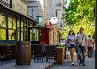 Odessa, Ukrayna - 21 Haziran 2021 - Odessa şehir merkezinde köpeği olan genç bir çift