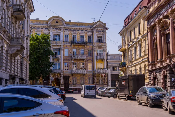 Odessa Ucrânia Junho 2021 Carros Arquitetura Histórica Uma Rua Centro — Fotografia de Stock