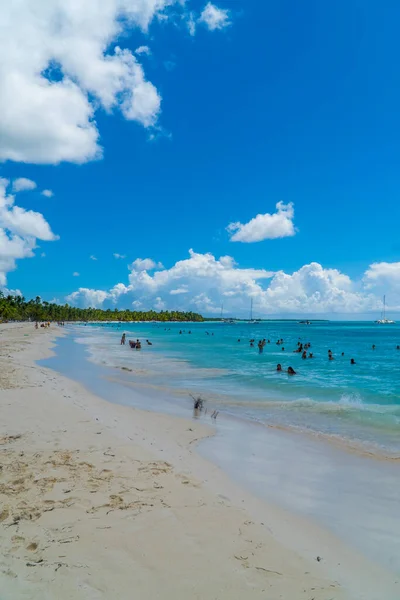 ドミニカ共和国のサオナ島 カリブ海のサオナ島のメインビーチの人々の垂直ビュー — ストック写真