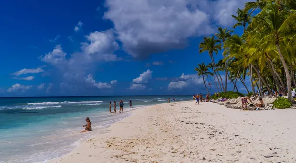 ドミニカ共和国のサオナ島 カリブ海のサオナ島のメインビーチの観光客 — ストック写真