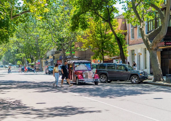 ウクライナのオデッサ 2021年6月21日 古い車の前を歩くカップルのストリート写真 — ストック写真