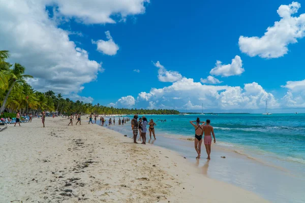ドミニカ共和国のサオナ島 2021年10月25日 カリブ海のサオナ島のメインビーチでの観光客のパノラマ写真 — ストック写真