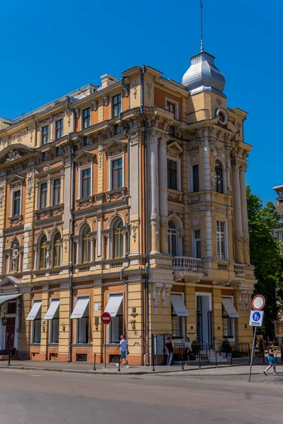 2021年6月21日 乌克兰敖德萨 在乌克兰敖德萨市中心拍摄19世纪俄罗斯立面的街头照片 — 图库照片