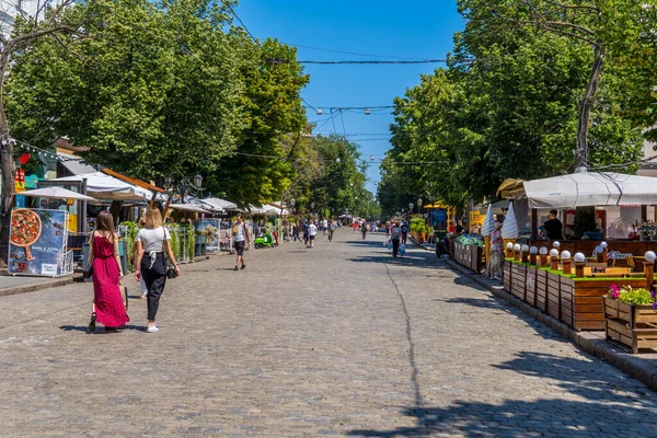 Odessa, Ukrayna - 21 Haziran 2021 - yayalar için Deribasovskaya ana caddesinde yürüyen gençlerin sokak fotoğrafı