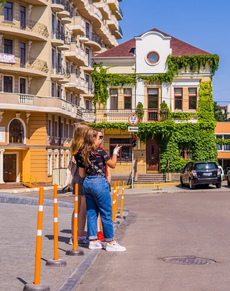 Odessa Ukraina Czerwca 2021 Wertykalna Szczera Ulica Młodych Kobiet Centrum — Zdjęcie stockowe