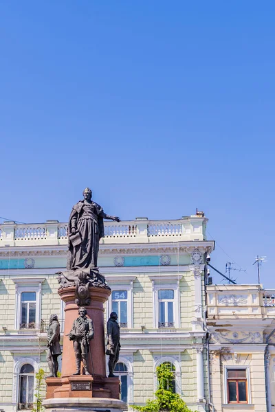 2021年6月21日 乌克兰敖德萨 敖德萨中央大雕像凯瑟琳的垂直视图 — 图库照片