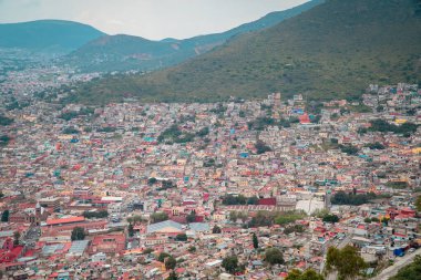 Pachuca, Meksika - 1 Eylül 2021 - Cristo Rey 'den Hidalgo' nun Pachuca şehrinin hava manzarası