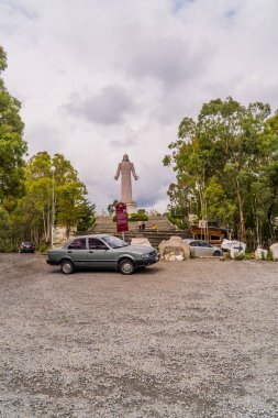 Pachuca, Meksika - 1 Eylül 2021 - Pachuca, Hidalgo 'da bir tepede İsa heykeli (Cristo Rey) önüne park edilmiş bir araba