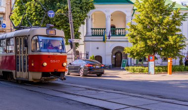 Podil, Kyiv, Ukrayna - 16 Haziran 2021 - Podil, Kyiv mahallesinde eski bir klasik tramvay